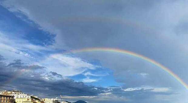 Doppio arcobaleno su Napoli, l'insoito fenomeno metereologico subito virale sul web