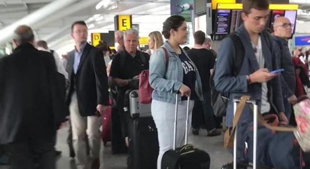 Londra, aeroporti nel caos e voli cancellati: computer in tilt