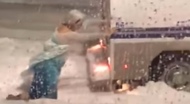 Il furgone della polizia bloccato dalla neve, liberato da Elsa di Frozen