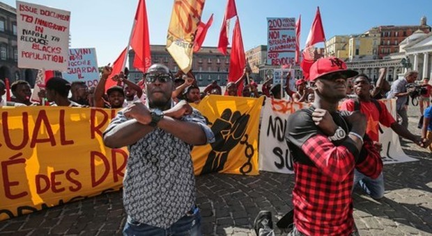 La rivolta dei migranti di Napoli, sit in al Plebiscito: «Abbiamo diritto a rimanere qui»