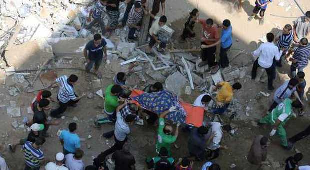 Gaza, bombe contro un grattacielo: 7 morti e 40 feriti. Colpito anche un ospedale