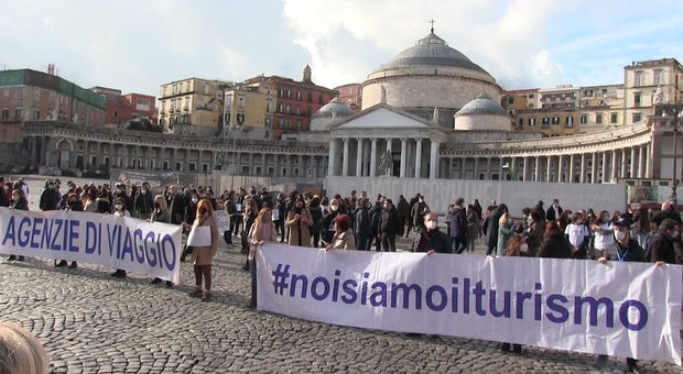 Napoli, gli operatori del turismo tornano in piazza: «Subito stato di crisi per l'intero settore»