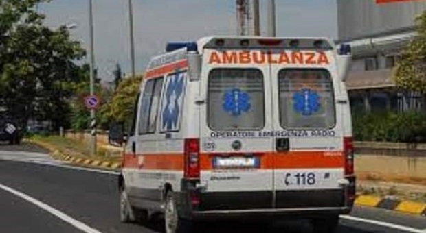 Ruba ambulanza e poi si schianta Arrestato paziente di Mondragone