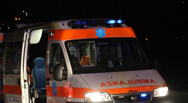 L'ambulanza è intervenuta sul posto per prestare i primi soccorsi la ragazzo aggredito
