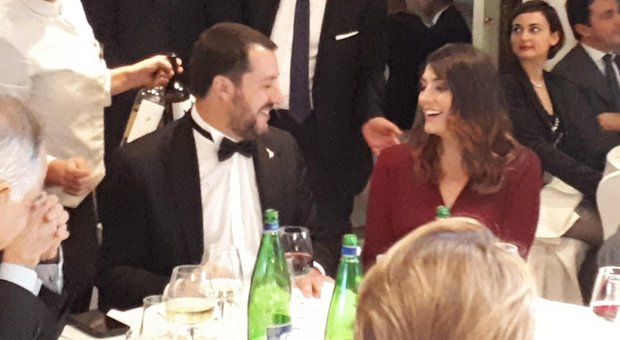 Matteo Salvini e Elisa Isoardi seduti allo stesso tavolo al Galà di Alis
