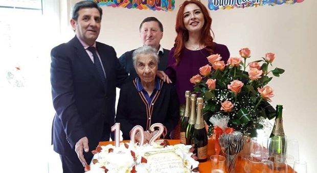Nonna Michelina festeggia i 102 anni ballando e gustando la torta