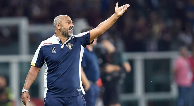 Il Lecce vince in casa del Torino e fa felice Conte: l'Inter è prima da sola