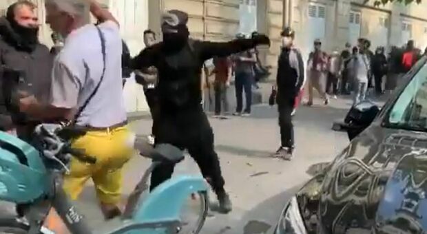 Gilet gialli, scontri a Parigi con la polizia: 154 fermati Video