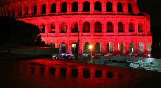 Basta stupri e femminicidi: il 25 novembre Roma tinge di rosso Colosseo, Anfiteatro Flavio e Piramide Cestia