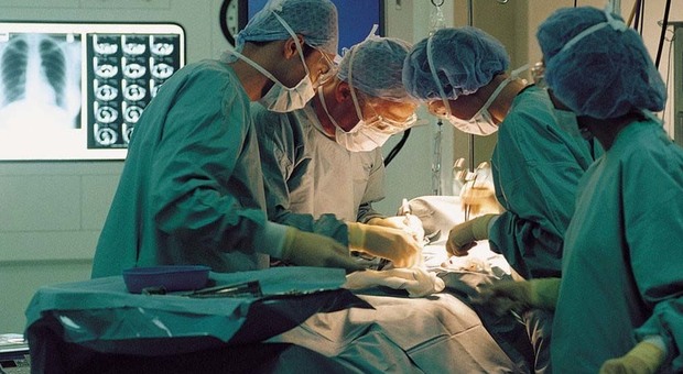 Operato al torace, diciassettenne muore sotto i ferri per emorragia. Genitori sconvolti: «Fate l'autopsia»