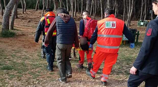 Cade sulla scogliera e non riesce a tornare indietro: donna messa in salvo a Porto Selvaggio