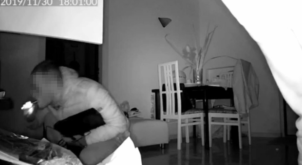 Il ladro ripreso dalle telecamere mentre ruba in un appartamento di Montemarciano