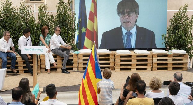Spagna, Puigdemont può salvare il governo Sanchez: ma i giudci spagnoli chiedono l'arresto dell'indipendentista catalano. Cosa sta succedendo