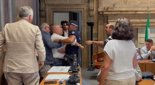 Terni, il sindaco Bandecchi tenta di aggredire il consigliere Cecconi (Fdi) durante la seduta del consiglio comunale : fermato dai vigili urbani