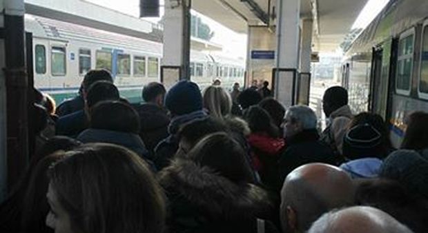 Pendolari infuriati: «Treni in ritardo e lenti, è impossibile viaggiare»