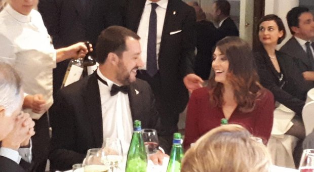 Salvini e la Isoardi si rivedono a cena, il vicepremier in smoking: «L'ho affittato»
