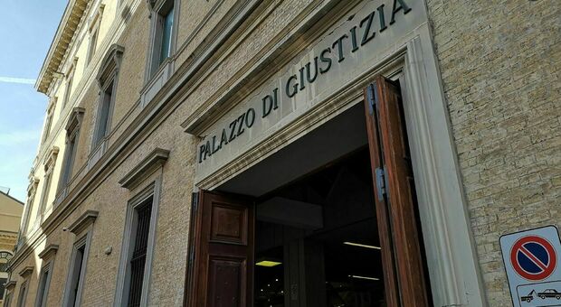 Stupri Rimini, gli avvocati di Butungu chiedono la revisione al Tribunale di Ancona: nel mirino due interrogatori