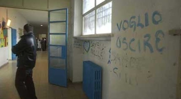 Benevento, mancano le sigarette rivolta nel carcere minorile