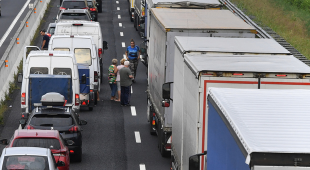 Raffica di incidenti tra camion e auto in A4: lunghi incolonnamenti