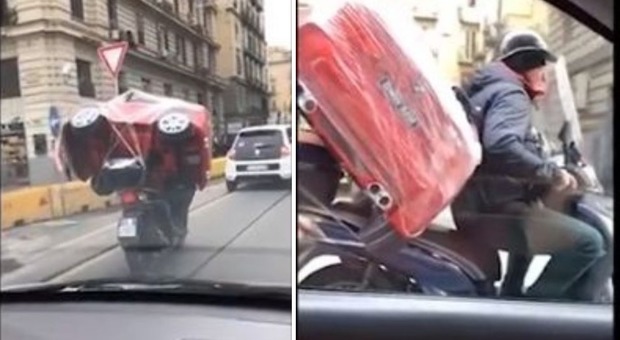 Napoli, carica sullo scooter la macchina giocattolo e sfreccia per la città: il video virale
