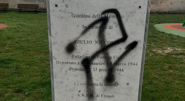 Empoli, sfregiata con una svastica la lapide in memoria del deportato Giulio Niccolai