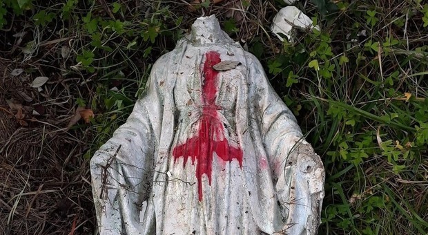Statua della Madonna decapitata e con una croce rossa rovesciata: l'ombra del satanismo FOTO