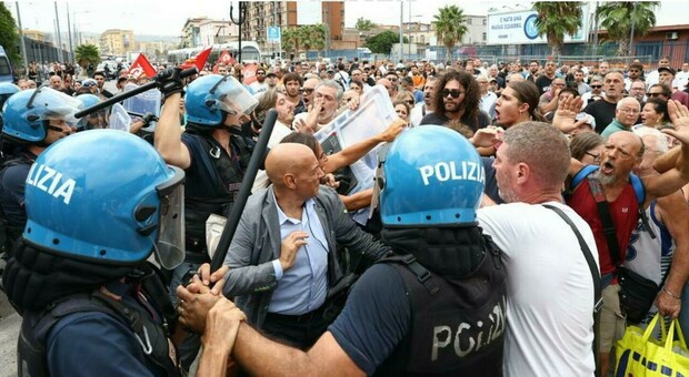 Reddito di cittadinanza sospeso a Napoli, manifestanti forzano il cordone della polizia: tensione e caos traffico