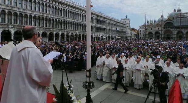 Migliaia di fedeli a piazza San Marco per la beatificazione di Caburlotto