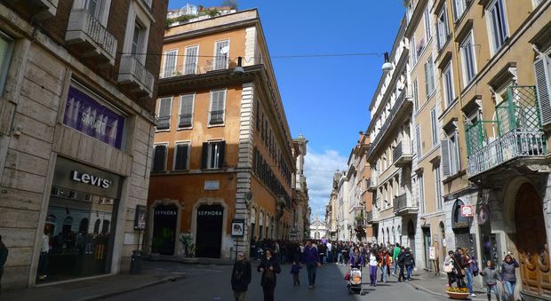 Roma, negozi comunali subaffittati a prezzi di mercato: gli intestatari intascano la differenza