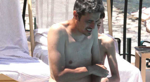 Pif, fisico da "latin lover" in piscina a Taormina dopo i premi per l'esordio da regista