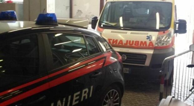 Accoltella la moglie e tenta il suicidio: la donna gravissima, lui arrestato dai carabinieri