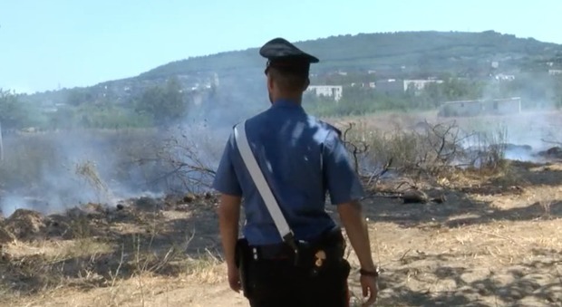 Incendiano rifiuti vicino alla scuola elementare di Varcaturo: denunciati due operai