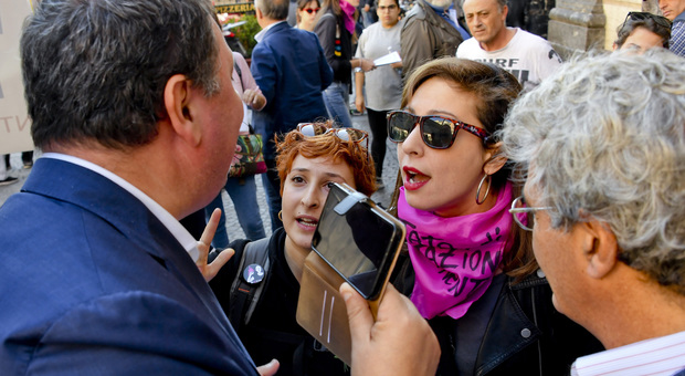 Napoli, tensione in piazza davanti ai gazebo contro la legge Pillon