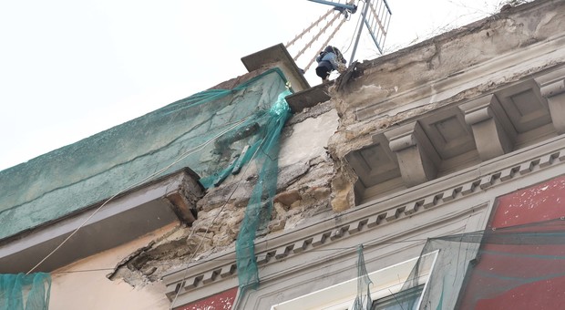 Morto per un crollo a Napoli, verifiche su eventuali diffide pregresse