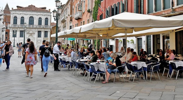 Così bar, snack, ristoranti e catene di offerte food si stanno mangiando Venezia (foto di archivio)