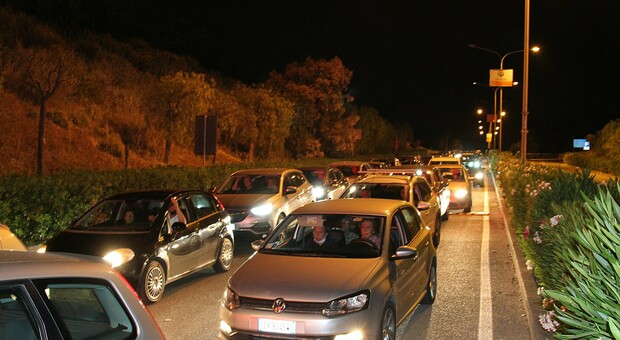 Le auto in coda per accedere all'hub di Taranto