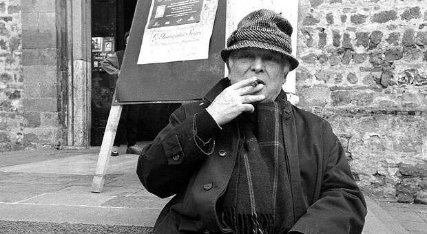 Lo scrittore Gian Antonio Cibotto con il suo inseparabile sigaro