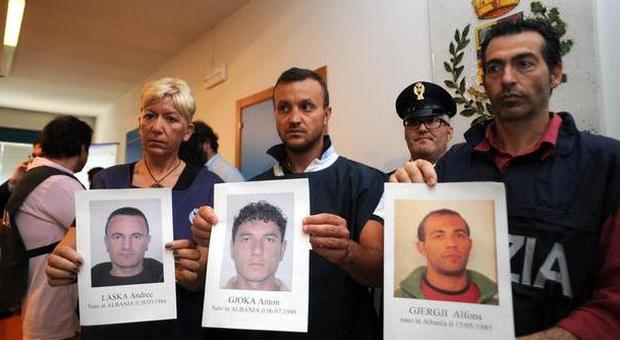 La polizia mostra le foto dei tre arrestati per gli omicidi di Cenerente