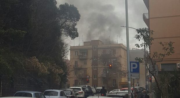 Mattinata di fuoco al Portuense: cassonetti in fiamme, palazzi completamente avvolti dal fumo