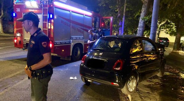 Roma, perde il controllo dell'auto: si schianta contro un palo