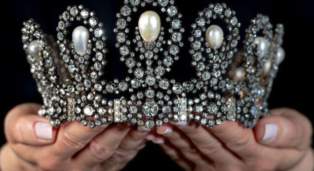 Sotheby's, all'asta la tiara dei Savoia: vale 1 milione e mezzo di dollari e si può provare (virtualmente)