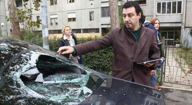 Salvini dopo l'aggressione: «O condanna di tutti, o mi fermo». Identificati 6 antagonisti