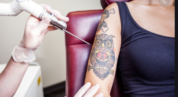 Tatuaggi, l'allarme degli specialisti: «L'inchiostro può coprire i melanomi sulla pelle»