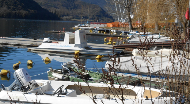 Terni. Ladri sul lago di Piediluco rubano i motori delle barche: un abitante li mette in fuga