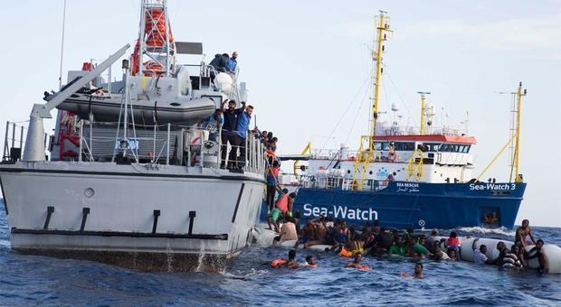 Dramma migranti, le telefonate disperate dal mare: «Aiuto, stiamo affondando»