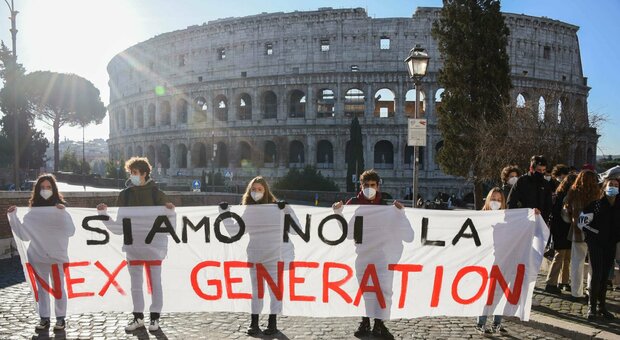 Roma, scuola: proteste e mascherine accompagnano il ritorno in classe