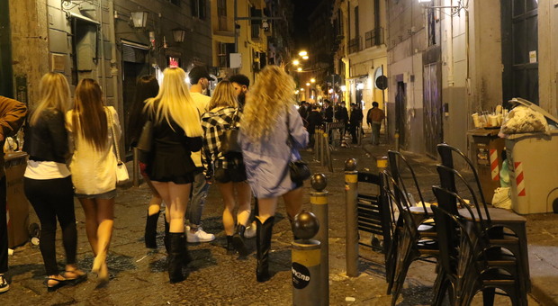Napoli: controlli tra baretti e lungomare, multe ai ragazzi in moto senza casco