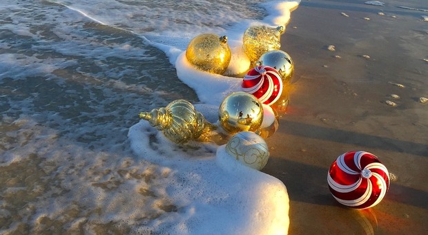Inseguendo Babbo Natale in bikini: ecco i luoghi dove trascorrere le feste al caldo