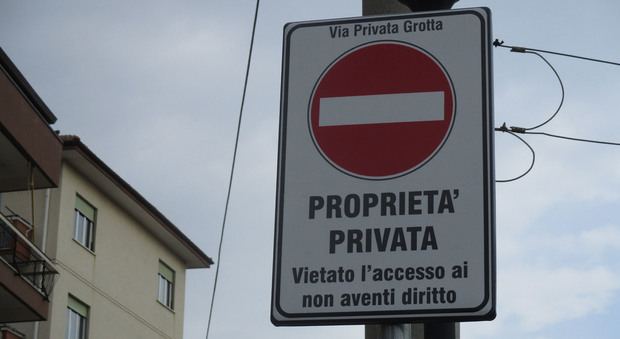 Un cartello che segnala una strada privata