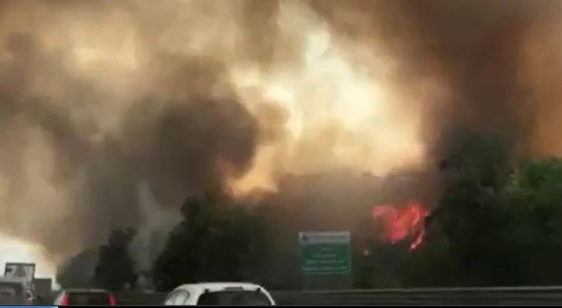 Roma, le fiamme circondano la Capitale: inferno di fuoco in autostrada